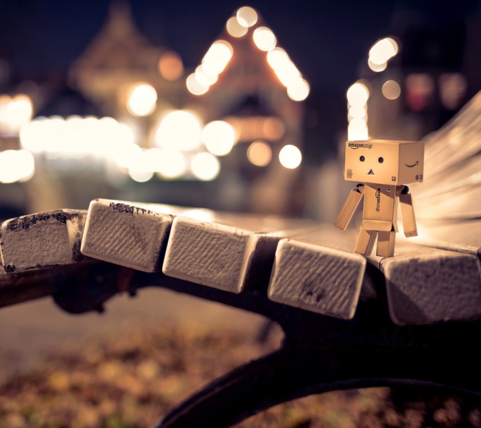 Das Danbo On Bench Wallpaper 960x854