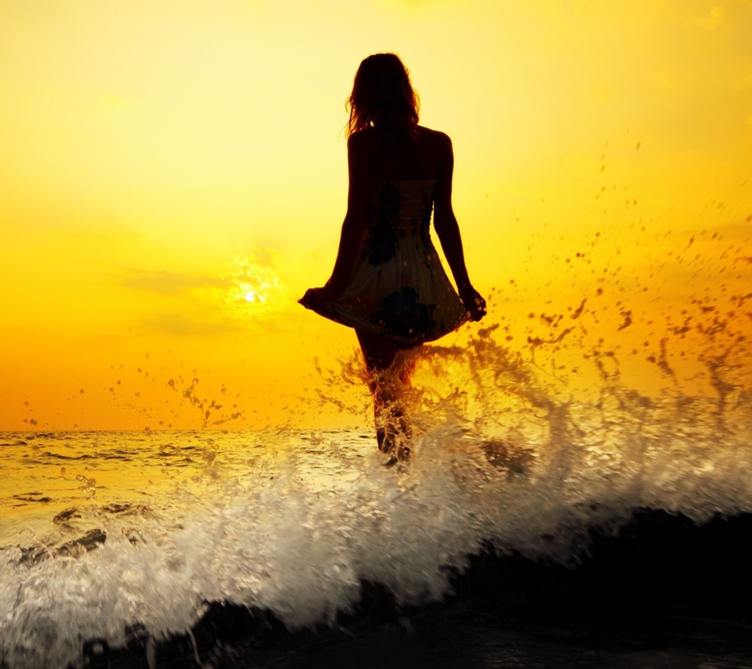 Das Girl Silhouette In Sea Waves At Sunset Wallpaper 1080x960