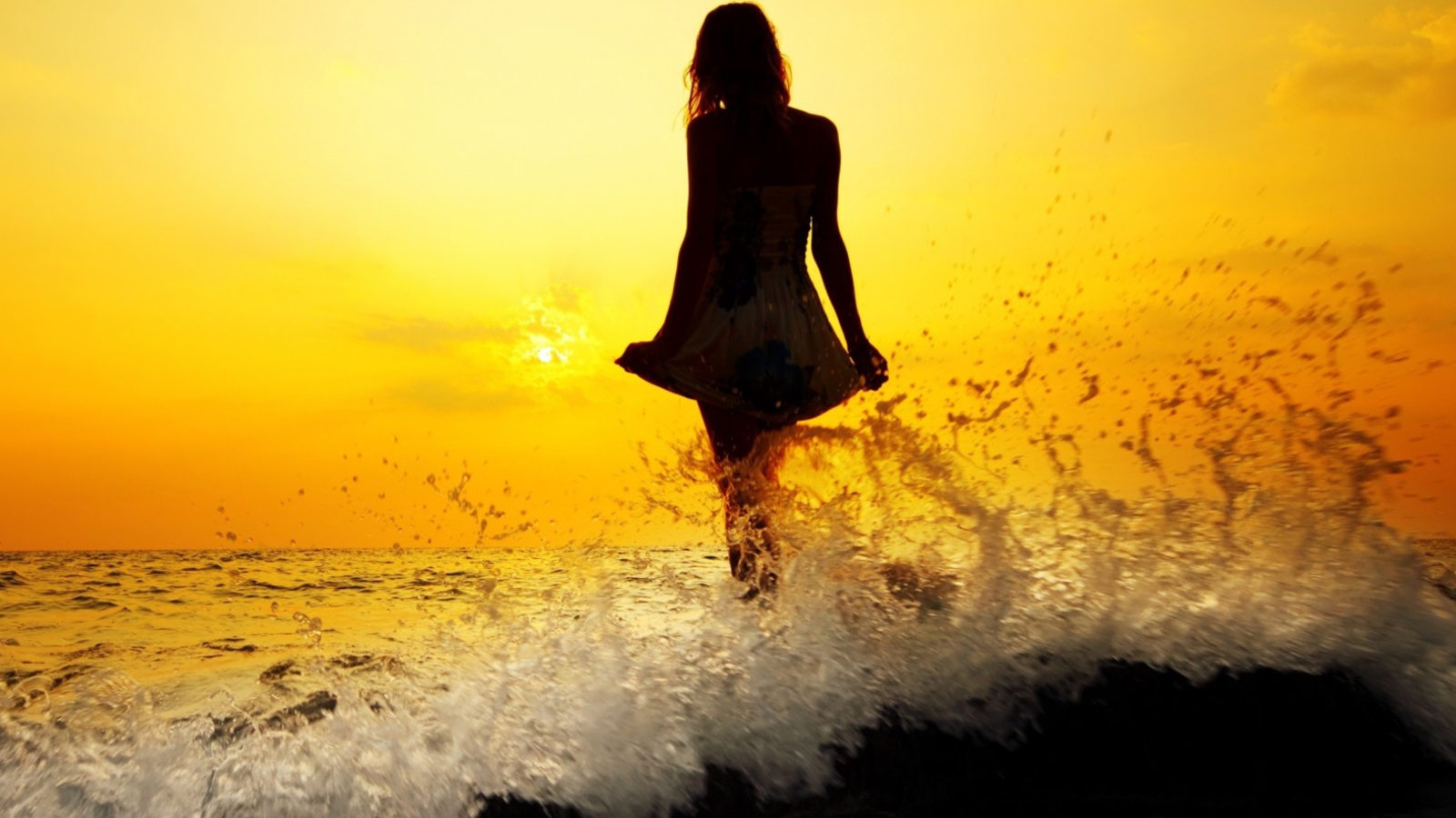 Screenshot №1 pro téma Girl Silhouette In Sea Waves At Sunset 1600x900