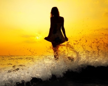 Das Girl Silhouette In Sea Waves At Sunset Wallpaper 220x176