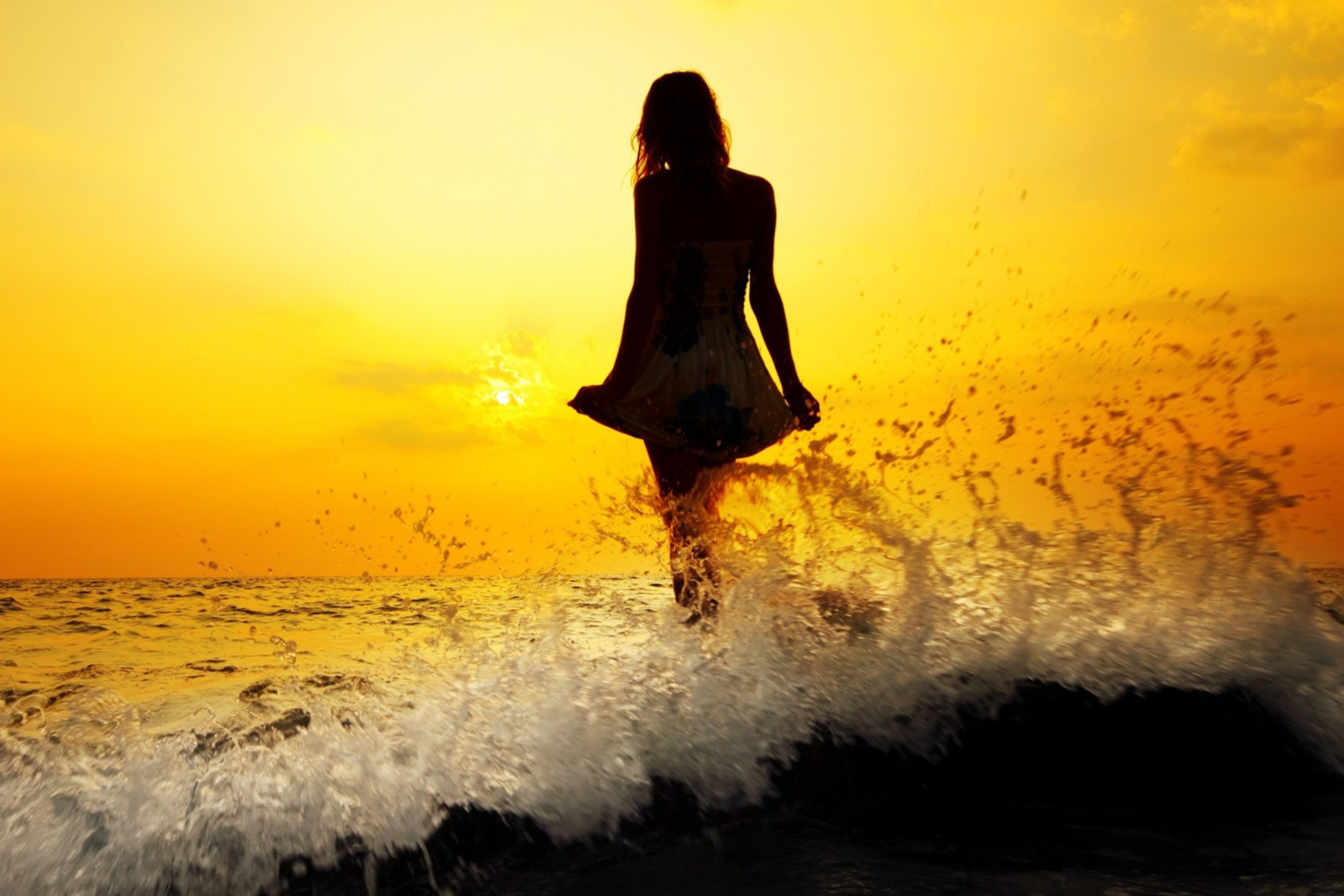 Sfondi Girl Silhouette In Sea Waves At Sunset 2880x1920