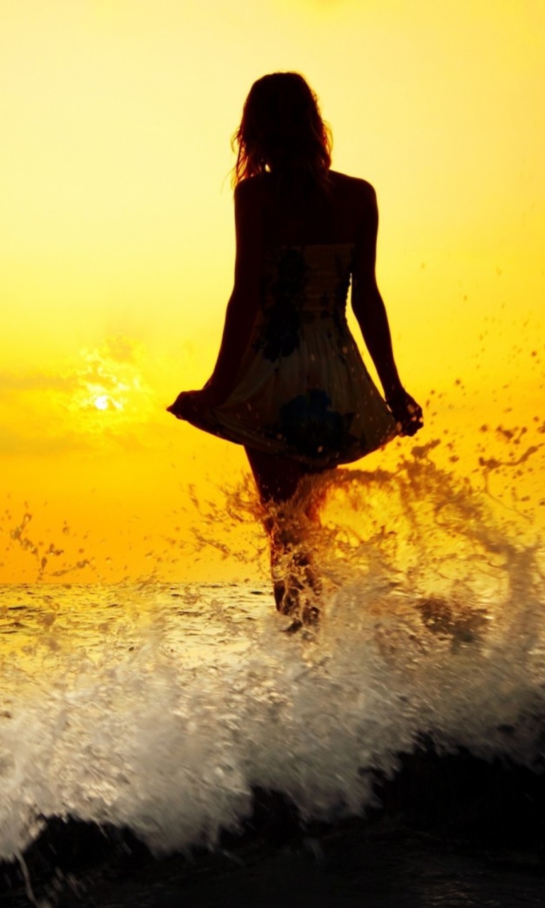 Обои Girl Silhouette In Sea Waves At Sunset 768x1280