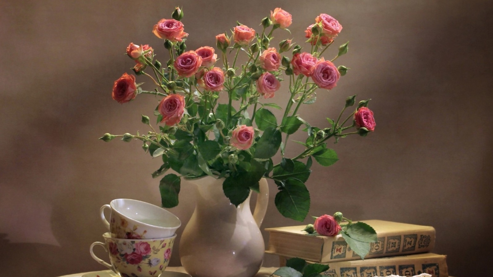 Das Still life of vintage books and roses Wallpaper 1600x900