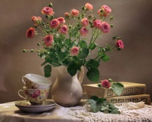 Das Still life of vintage books and roses Wallpaper 220x176
