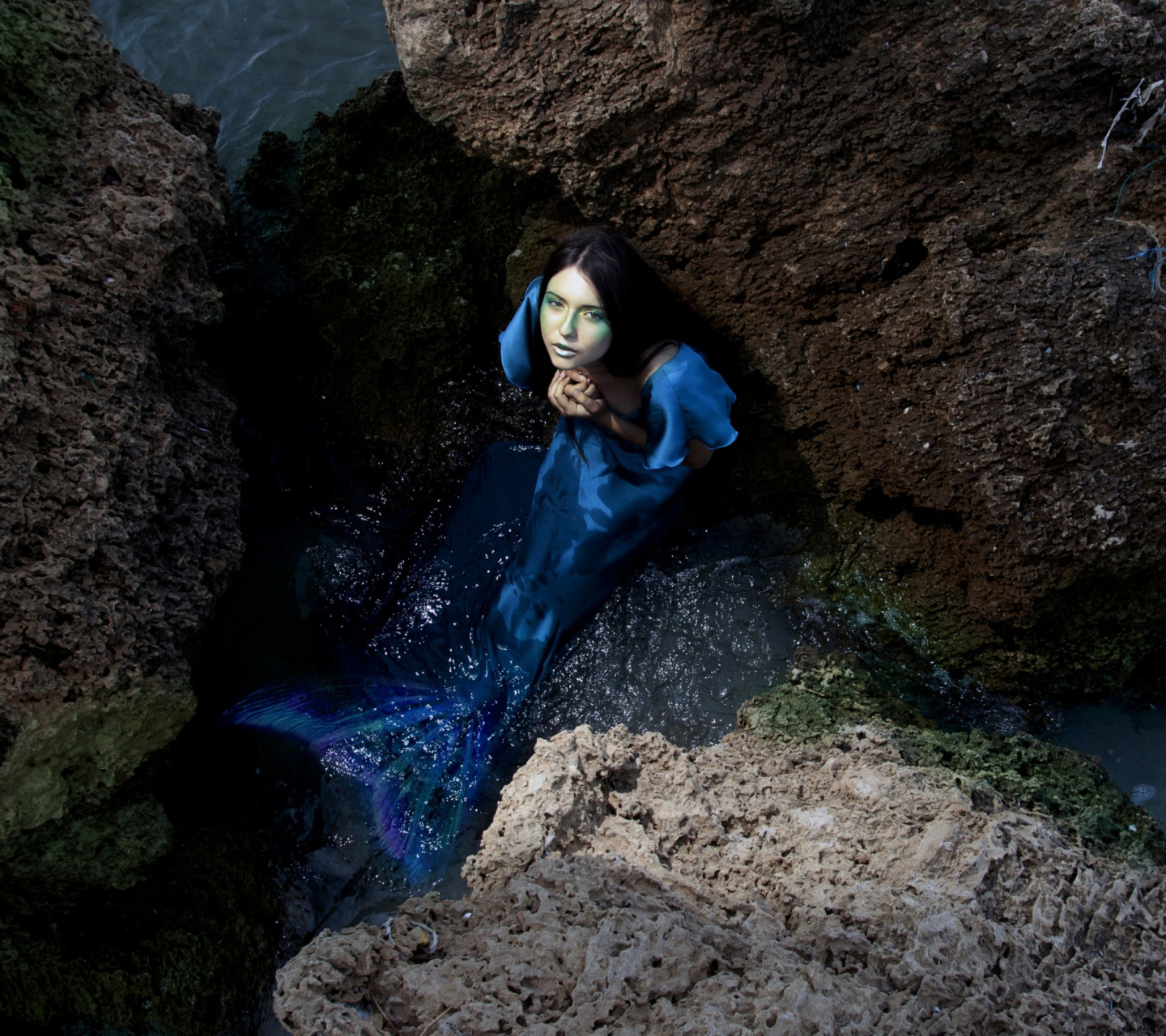 Обои Blue Mermaid Hiding Behind Rocks 1440x1280