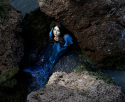 Fondo de pantalla Blue Mermaid Hiding Behind Rocks 176x144