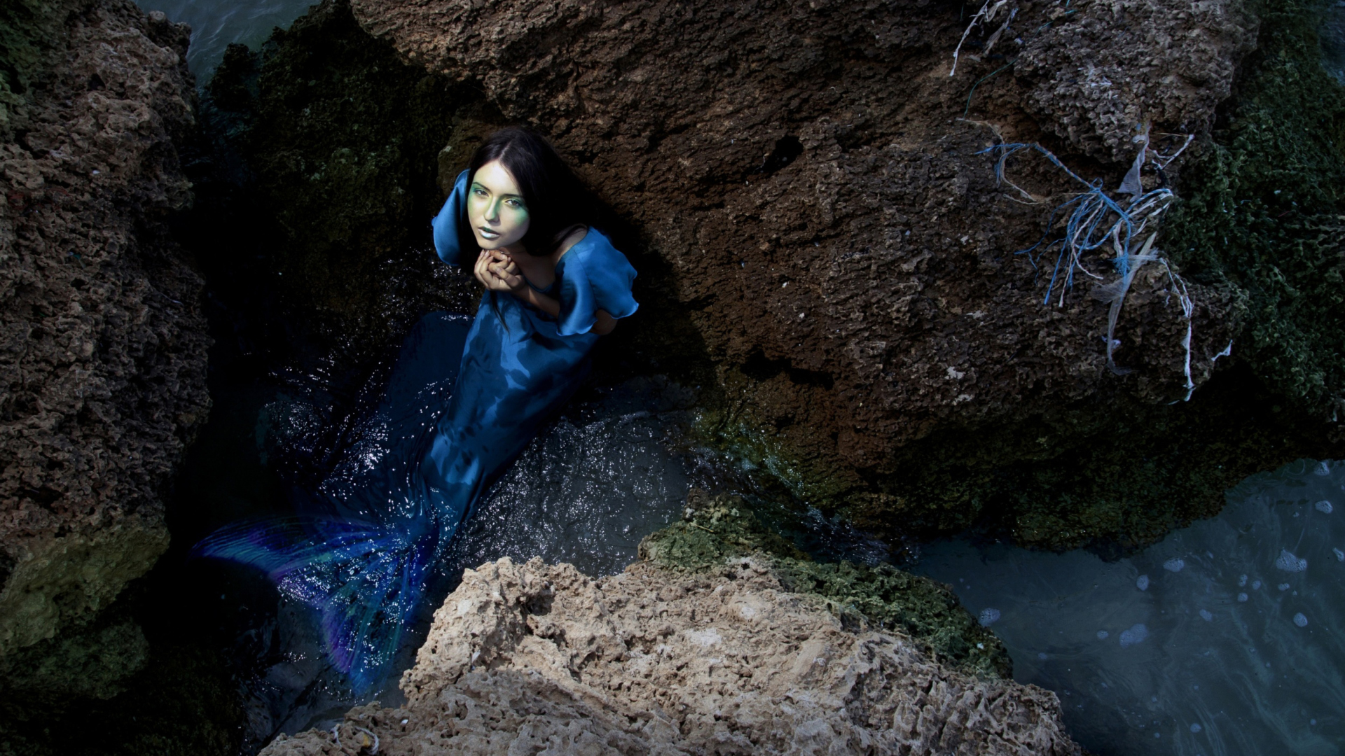 Screenshot №1 pro téma Blue Mermaid Hiding Behind Rocks 1920x1080