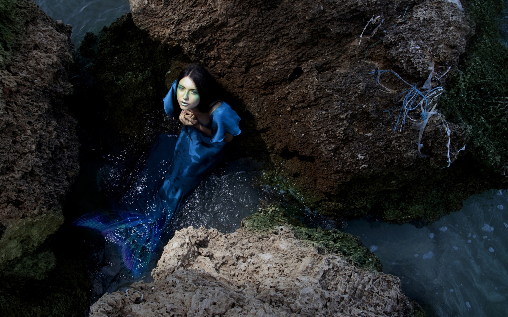 Das Blue Mermaid Hiding Behind Rocks Wallpaper 1920x1200