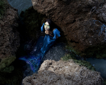 Screenshot №1 pro téma Blue Mermaid Hiding Behind Rocks 220x176