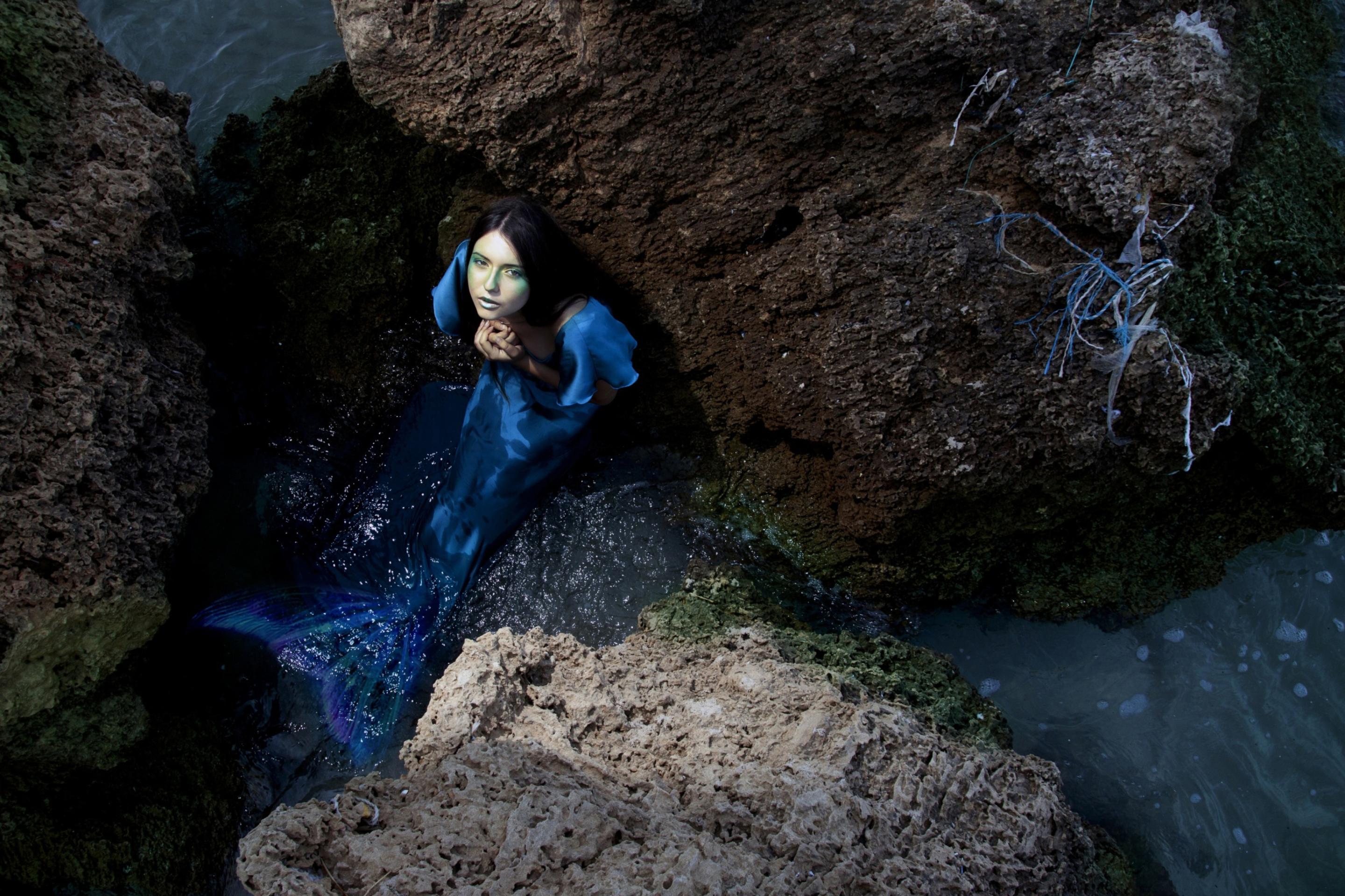 Das Blue Mermaid Hiding Behind Rocks Wallpaper 2880x1920