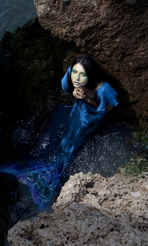 Обои Blue Mermaid Hiding Behind Rocks 480x800