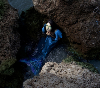 Blue Mermaid Hiding Behind Rocks papel de parede para celular para iPad 3