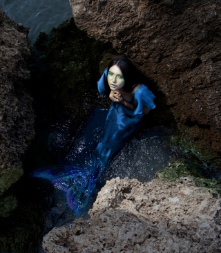 Kostenloses Blue Mermaid Hiding Behind Rocks Wallpaper für 240x320