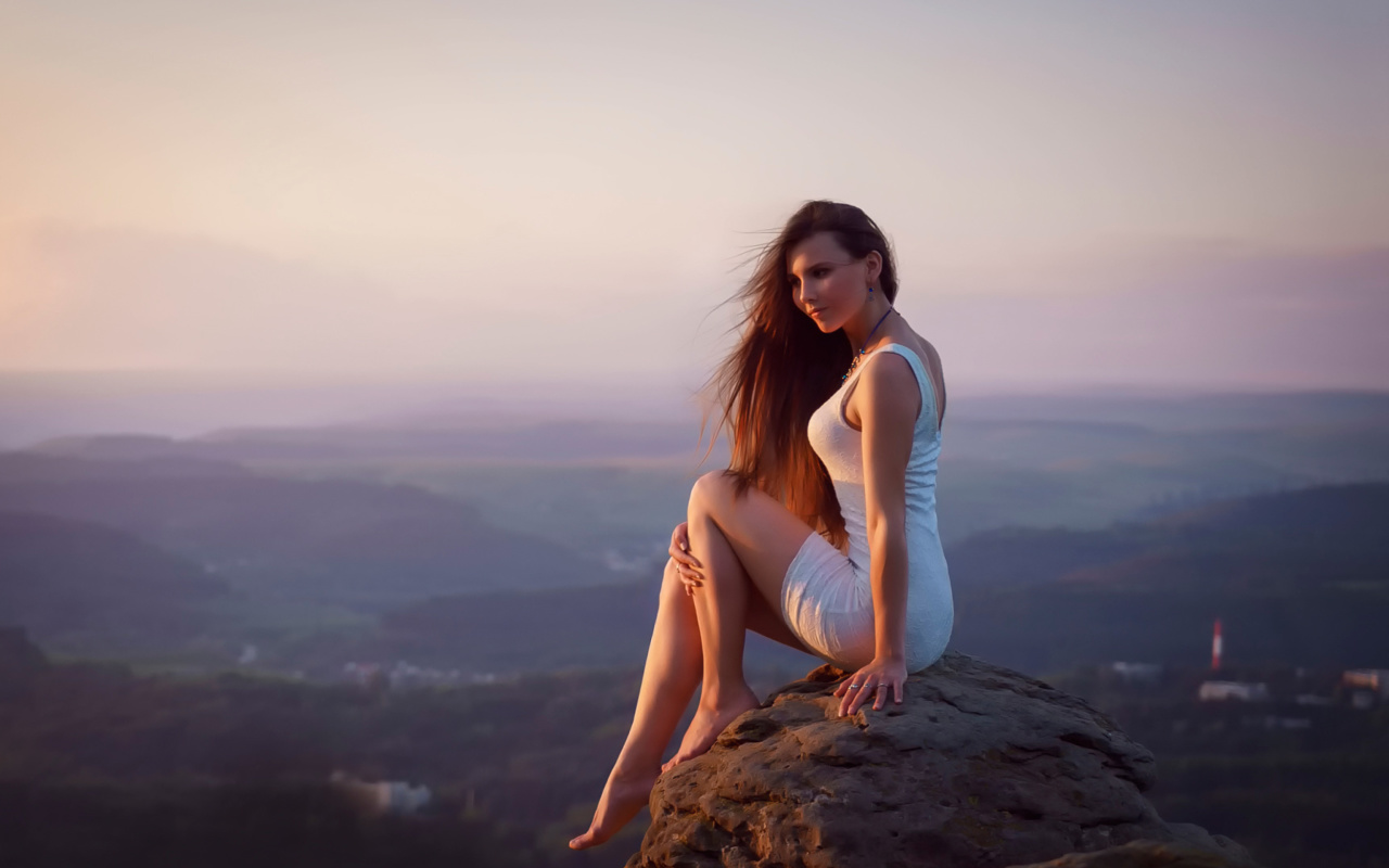 Обои Girl with long Legs in White Dress 1280x800