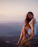 Fondo de pantalla Girl with long Legs in White Dress 128x160