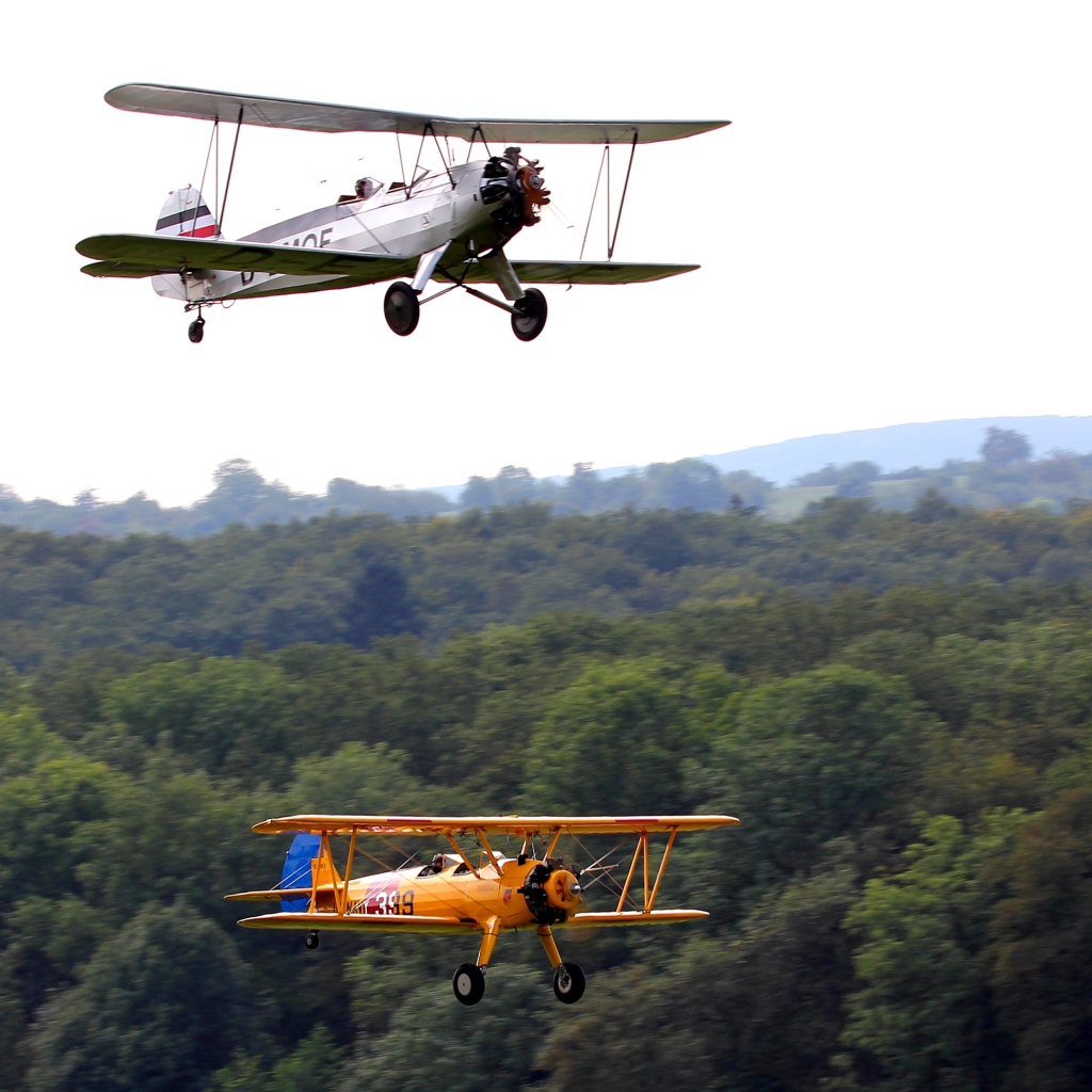 Das Airplanes Over Green Forest Wallpaper 1024x1024