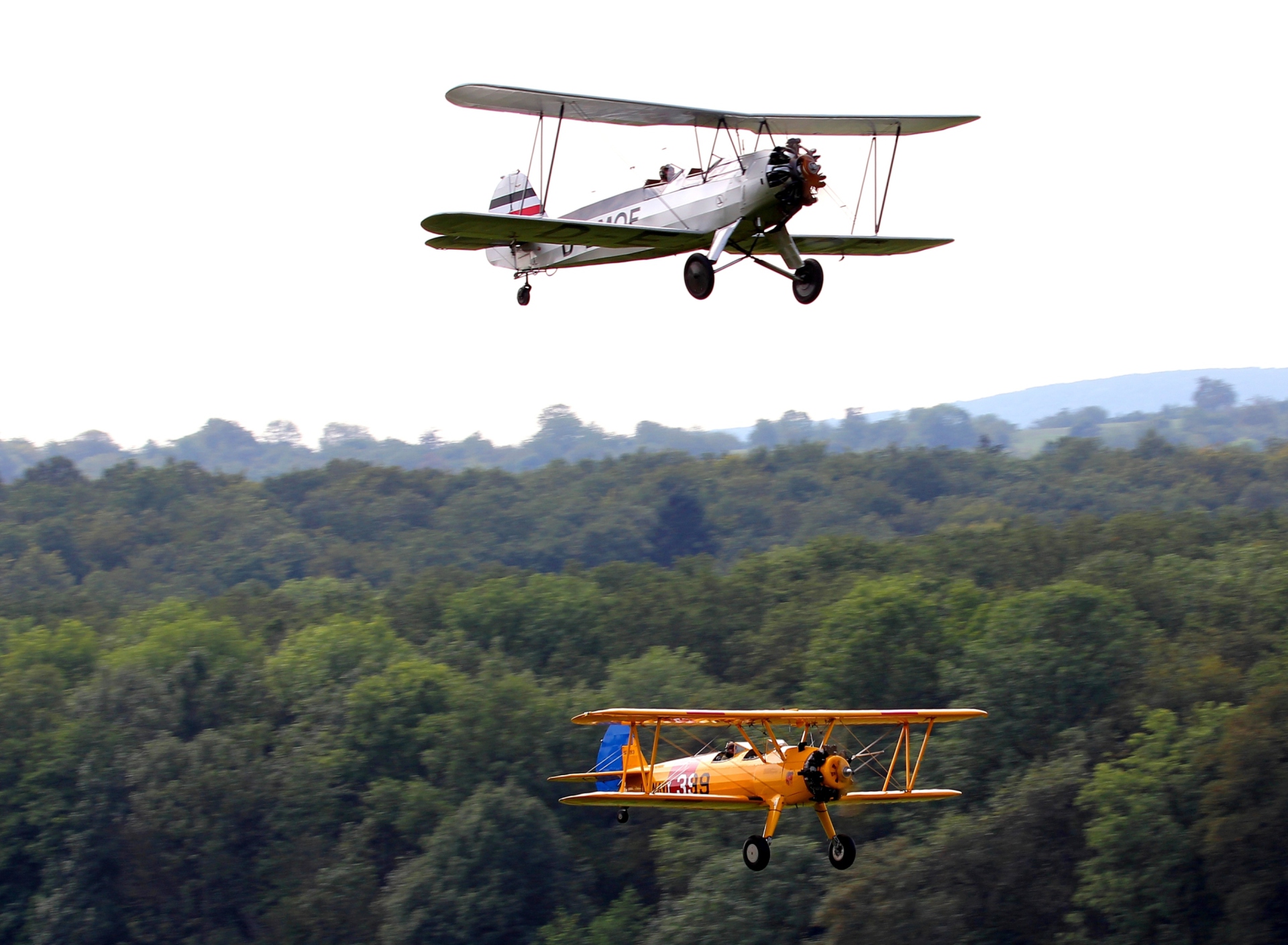Fondo de pantalla Airplanes Over Green Forest 1920x1408