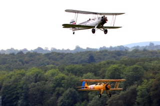 Airplanes Over Green Forest - Obrázkek zdarma 