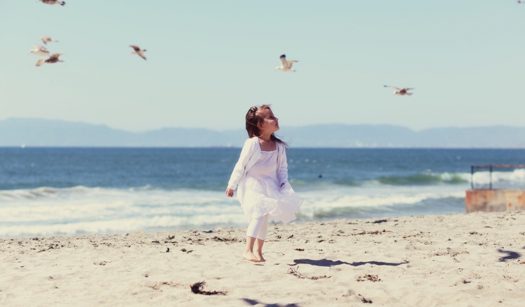 Обои Little Girl At Beach And Seagulls 1024x600
