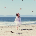 Fondo de pantalla Little Girl At Beach And Seagulls 128x128