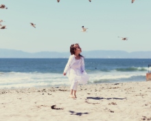 Das Little Girl At Beach And Seagulls Wallpaper 220x176