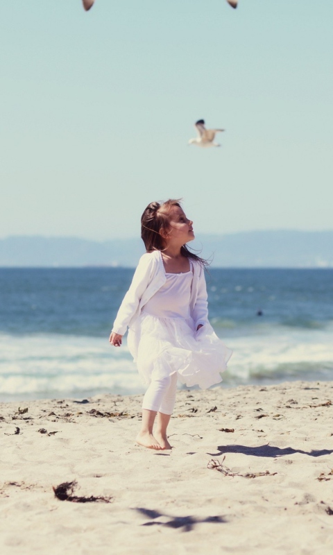 Das Little Girl At Beach And Seagulls Wallpaper 480x800