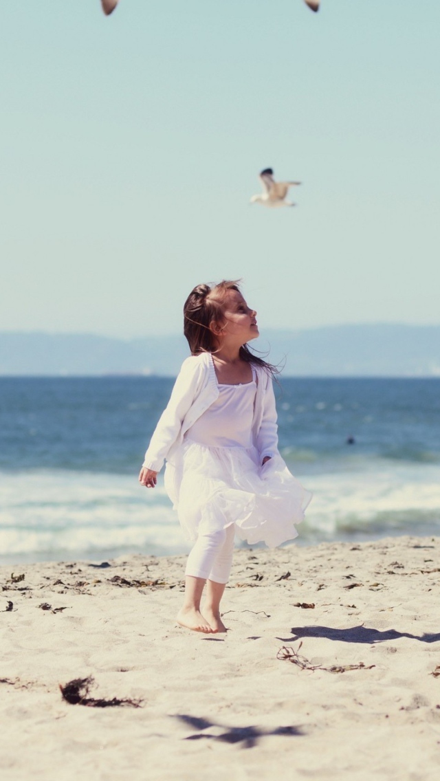 Sfondi Little Girl At Beach And Seagulls 640x1136