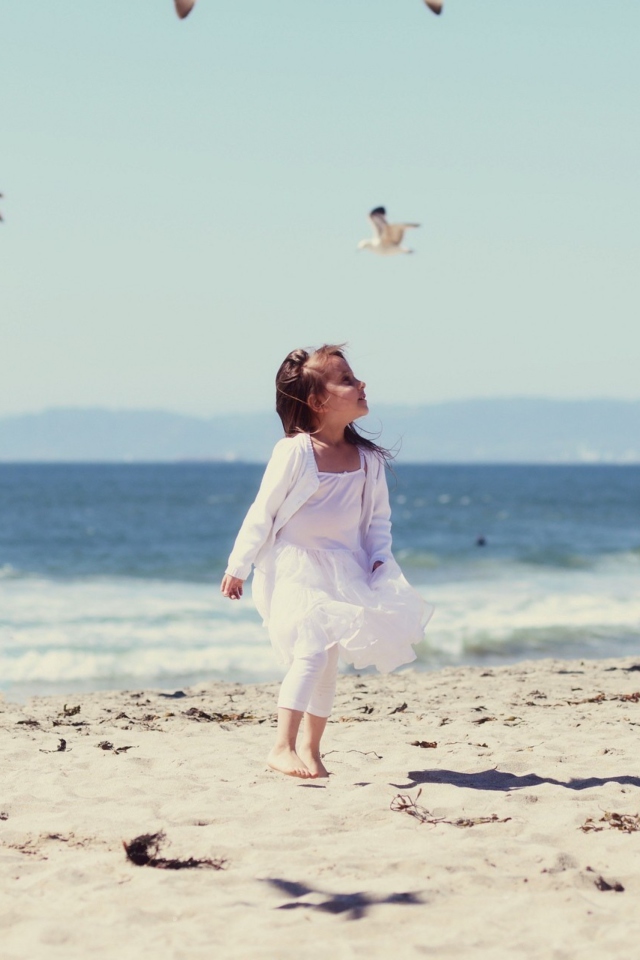 Little Girl At Beach And Seagulls wallpaper 640x960