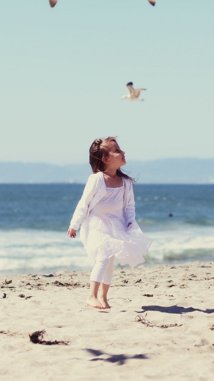 Das Little Girl At Beach And Seagulls Wallpaper 750x1334