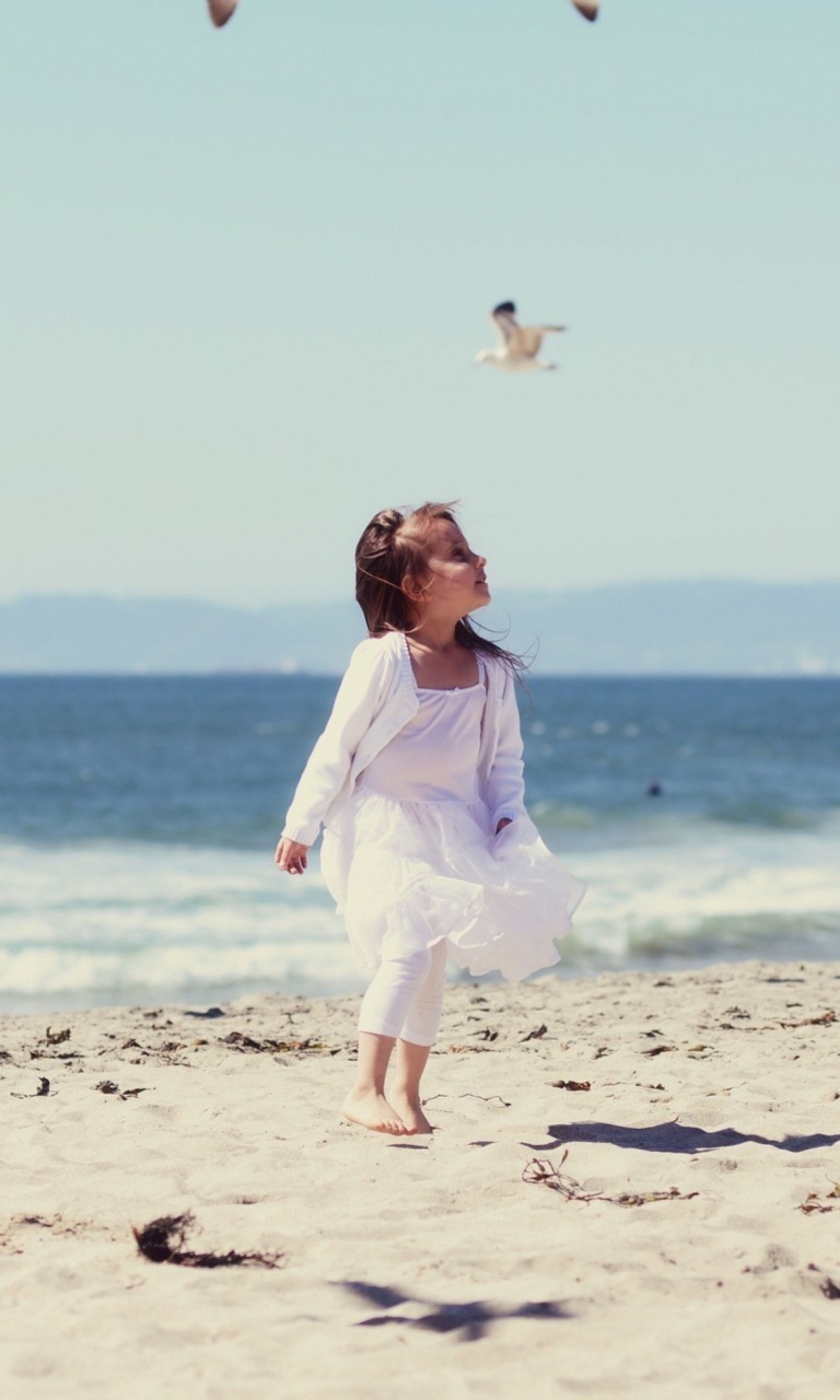 Little Girl At Beach And Seagulls wallpaper 768x1280