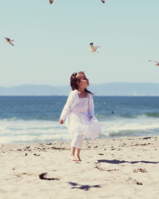 Little Girl At Beach And Seagulls - Obrázkek zdarma pro Nokia C2-05