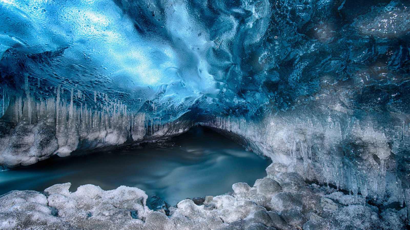 Обои Tunnel in Iceberg Cave 1600x900