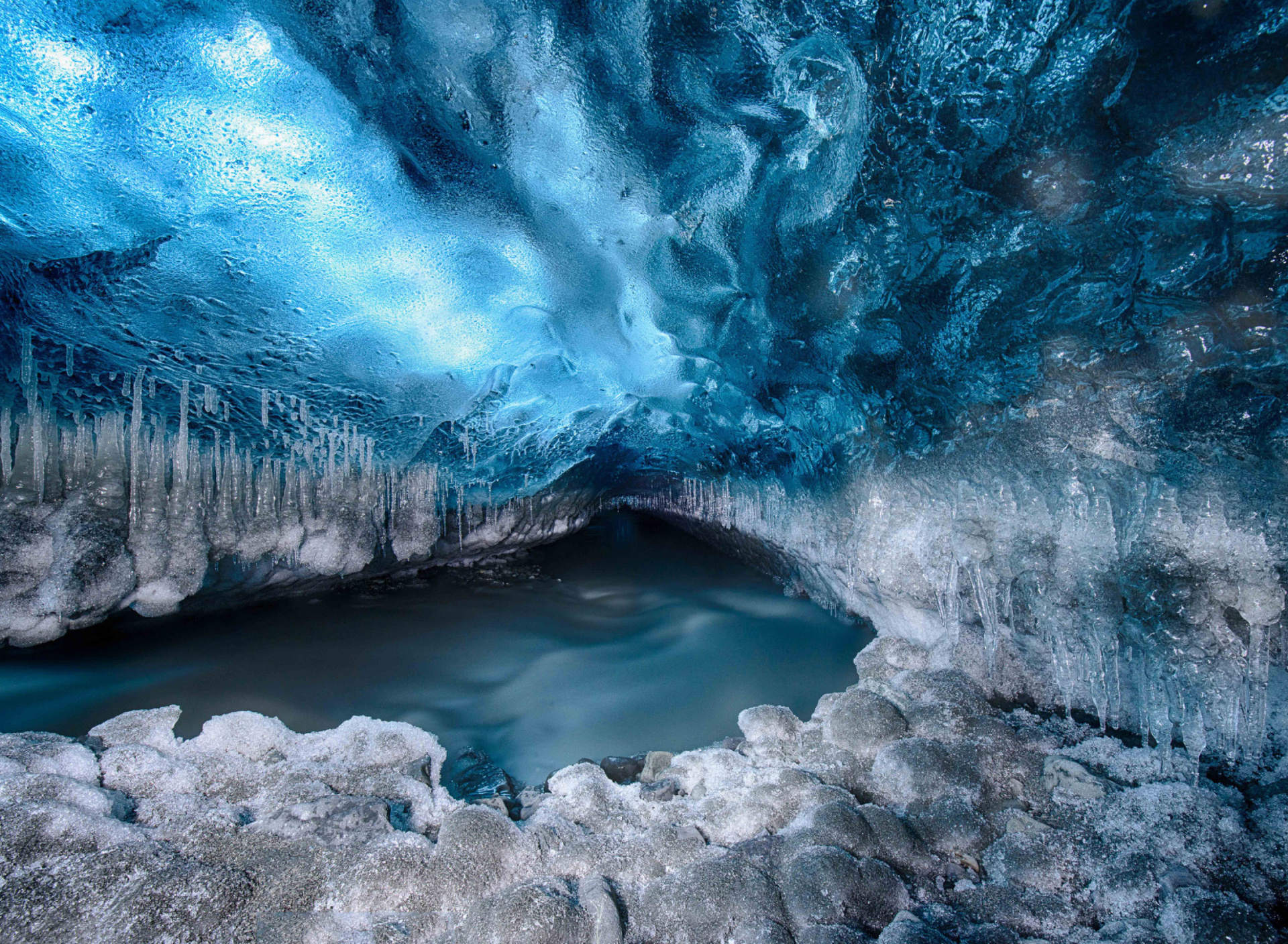 Fondo de pantalla Tunnel in Iceberg Cave 1920x1408