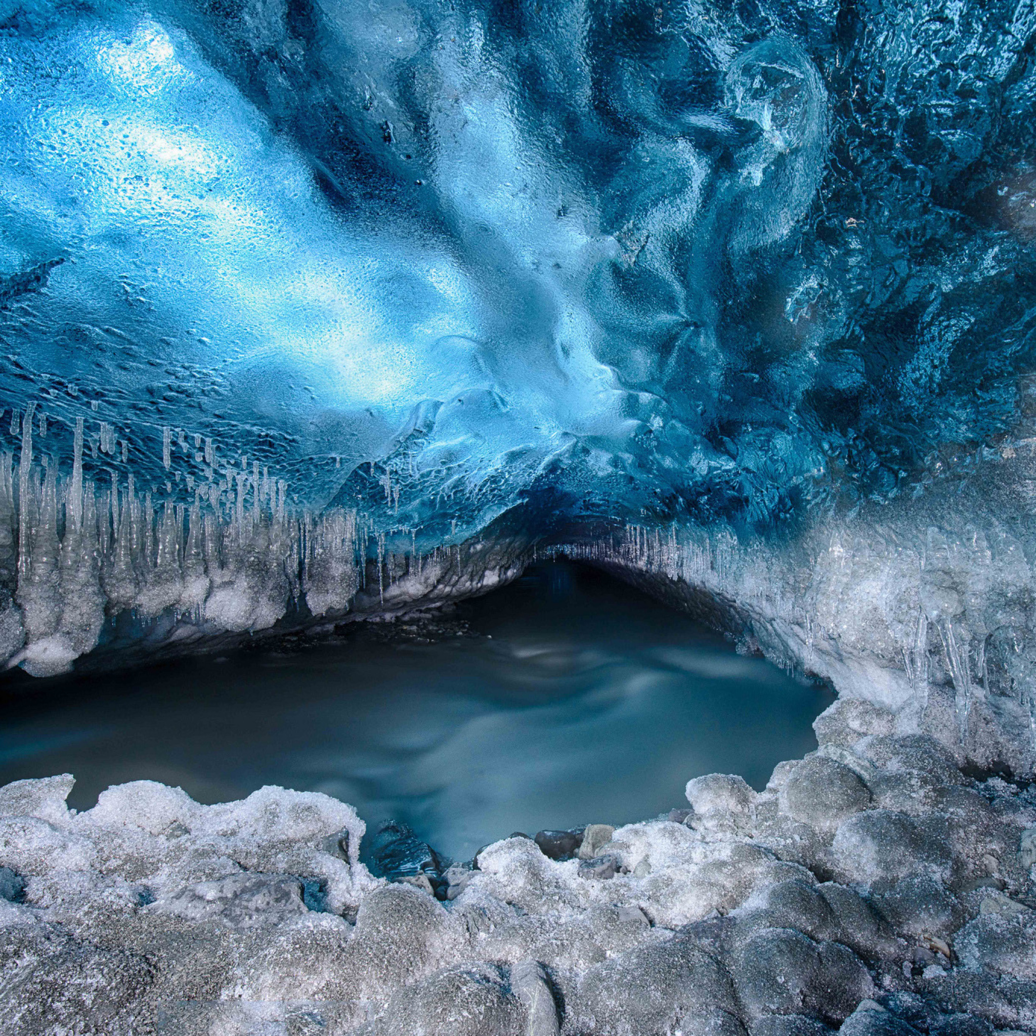 Fondo de pantalla Tunnel in Iceberg Cave 2048x2048