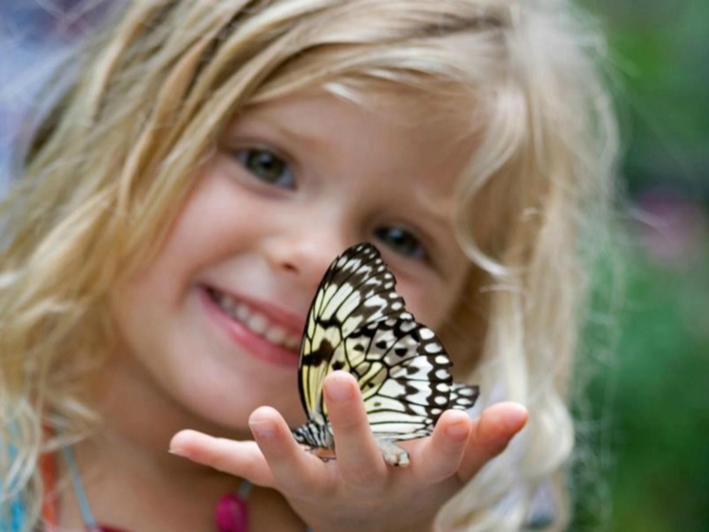 Sfondi Little Girl And Butterfly 1024x768