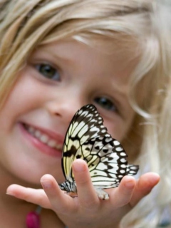 Das Little Girl And Butterfly Wallpaper 240x320