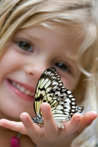 Fondo de pantalla Little Girl And Butterfly 320x480