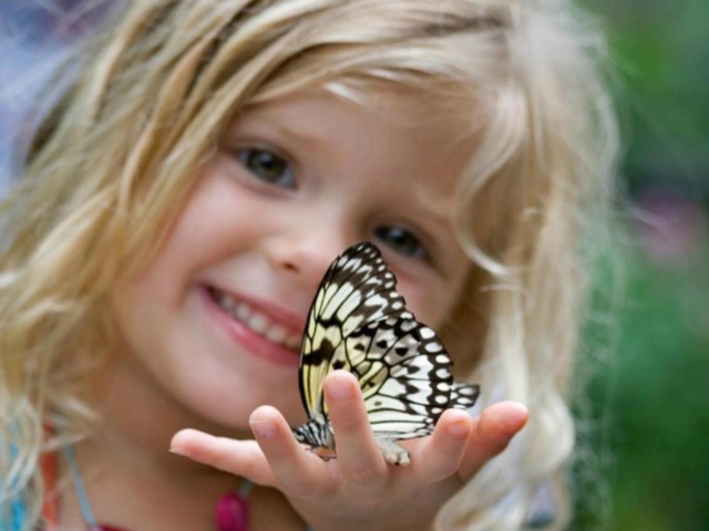 Обои Little Girl And Butterfly 640x480