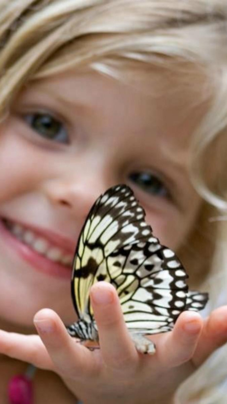 Screenshot №1 pro téma Little Girl And Butterfly 750x1334