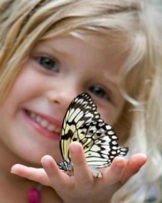 Kostenloses Little Girl And Butterfly Wallpaper für 320x480