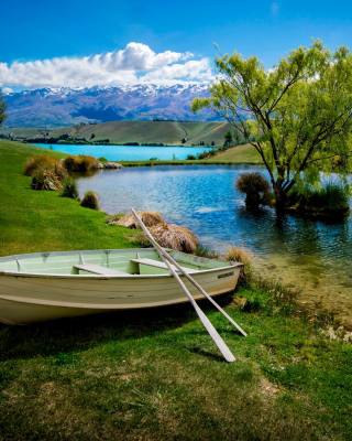 Boat on Mountain River - Obrázkek zdarma pro 128x160