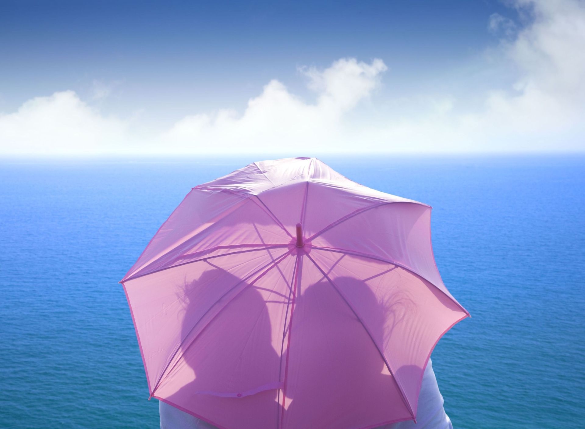 Fondo de pantalla Romance Behind Pink Umbrella 1920x1408