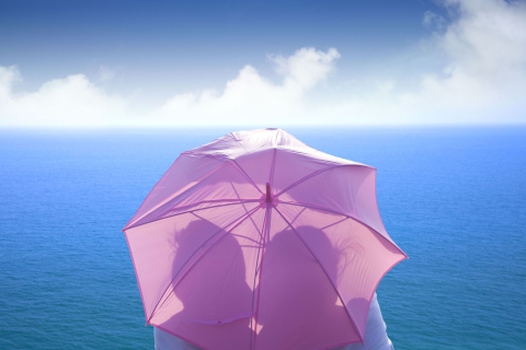 Sfondi Romance Behind Pink Umbrella 480x320