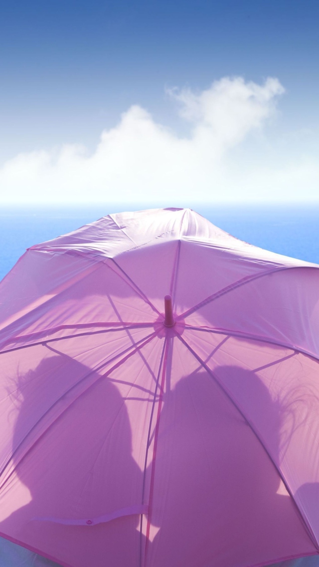 Fondo de pantalla Romance Behind Pink Umbrella 640x1136