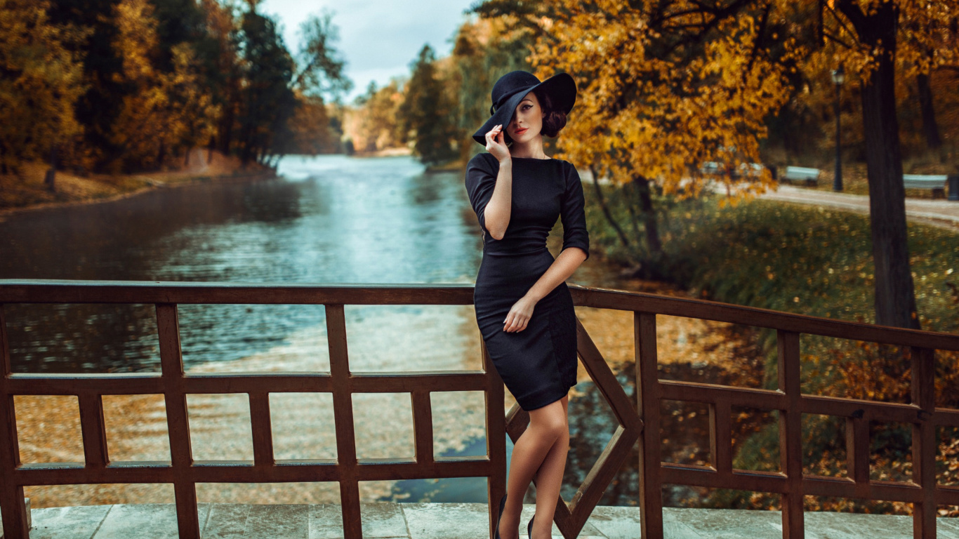 Das Fit Autumn Lady Wallpaper 1366x768