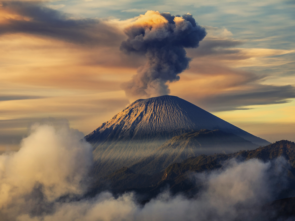 Volcano In Indonesia wallpaper 1024x768