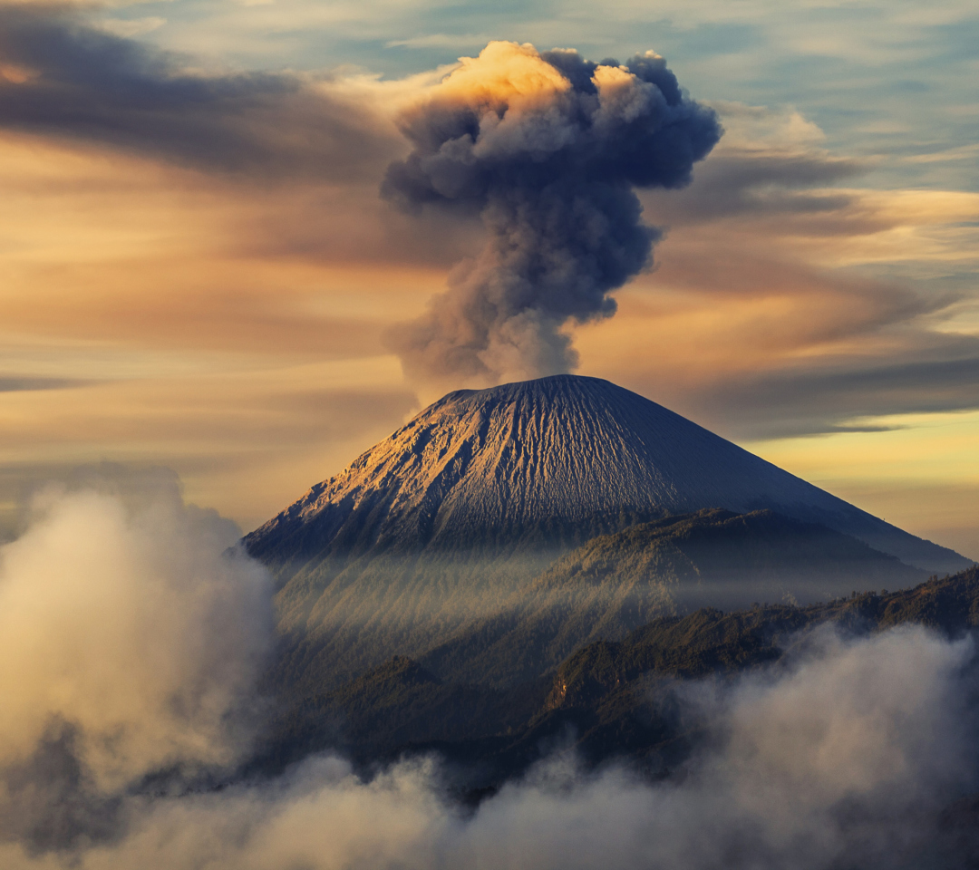 Обои Volcano In Indonesia 1080x960