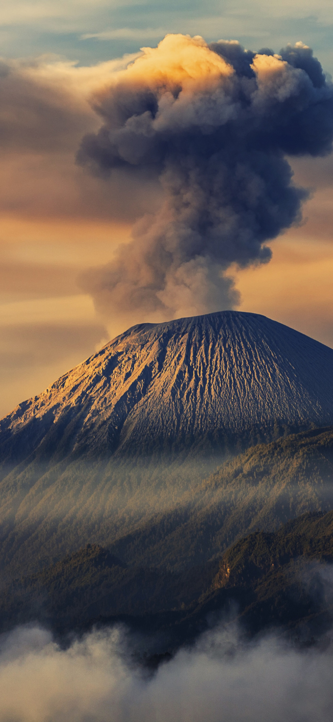 Fondo de pantalla Volcano In Indonesia 1170x2532