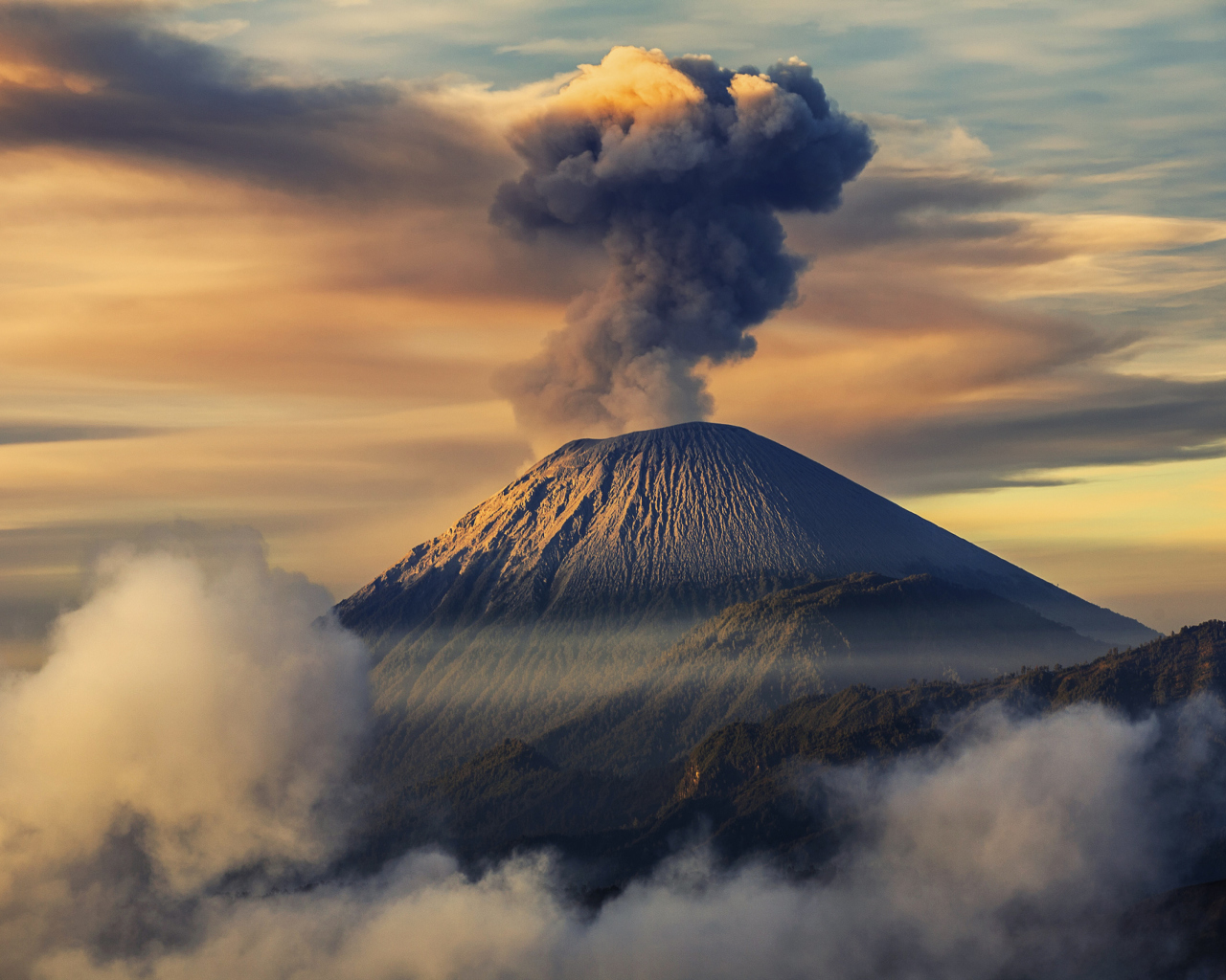 Das Volcano In Indonesia Wallpaper 1280x1024