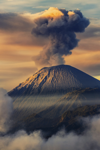 Обои Volcano In Indonesia 320x480